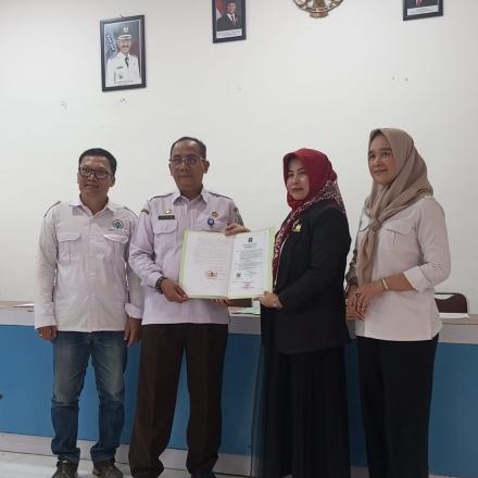 Melangkah Bersama: Penyerahan Akta Notaris Koperasi Desa Merah Putih Jingah Habang Ilir SeKecamatan